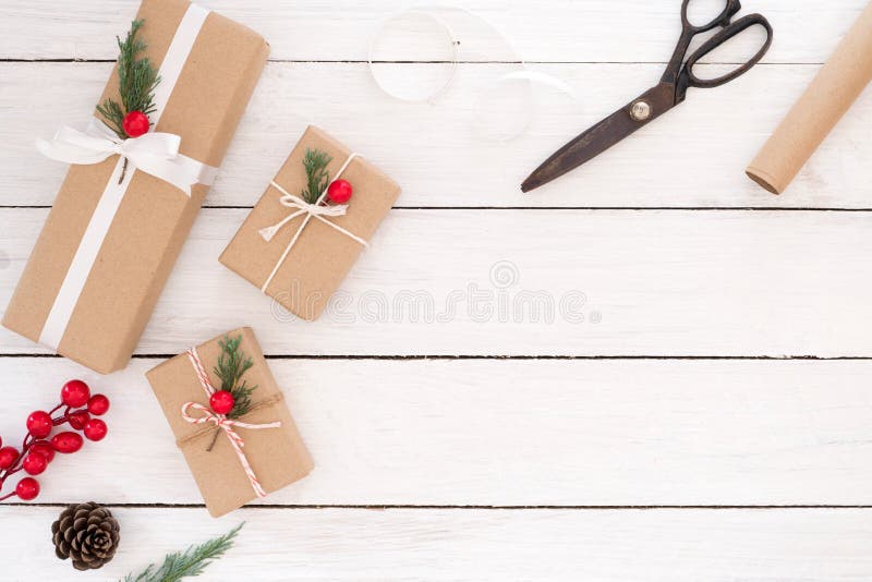 Dozen en hulpmiddelen van de Kerstmis de de huidige gift stock foto Dozen en hulpmiddelen van de Kerstmis de de huidige gift stock foto