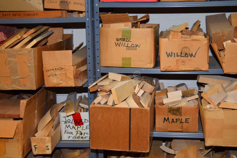 Dozen fijne houten levering in vioolwinkel royalty-vrije stock foto Dozen fijne houten levering in vioolwinkel royalty-vrije stock foto