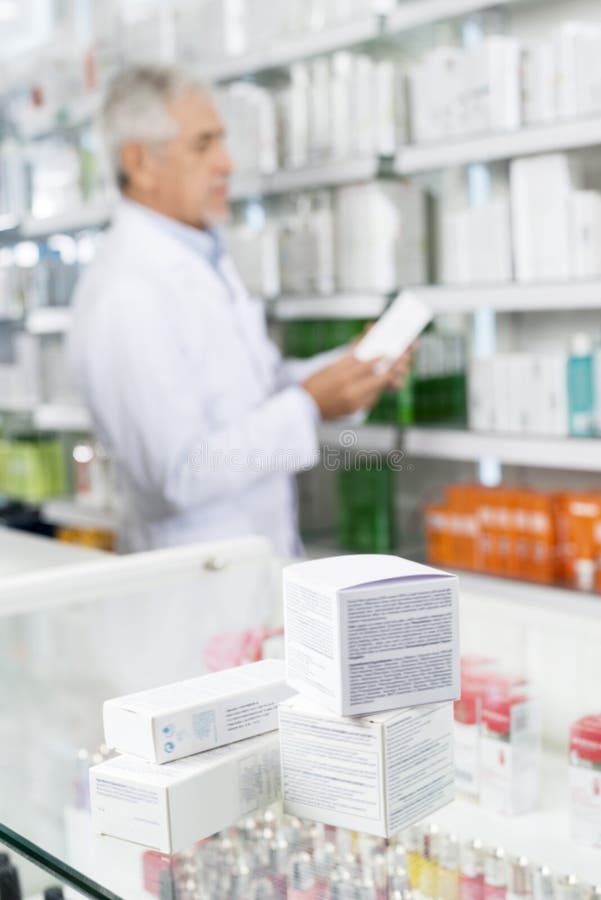 Dozen op Teller met Chemicus Working In Pharmacy stock foto Dozen op Teller met Chemicus Working In Pharmacy stock foto