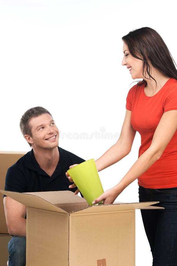 Dozen van het vrouwen de uitpakkende karton in nieuw huis stock foto Dozen van het vrouwen de uitpakkende karton in nieuw huis stock foto
