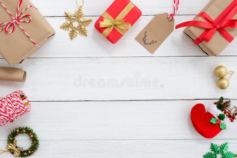 Dozen van Kerstmis de huidige giften en decoratieelementen op witte houten achtergrond stock afbeelding Dozen van Kerstmis de huidige giften en decoratieelementen op witte houten achtergrond stock afbeelding