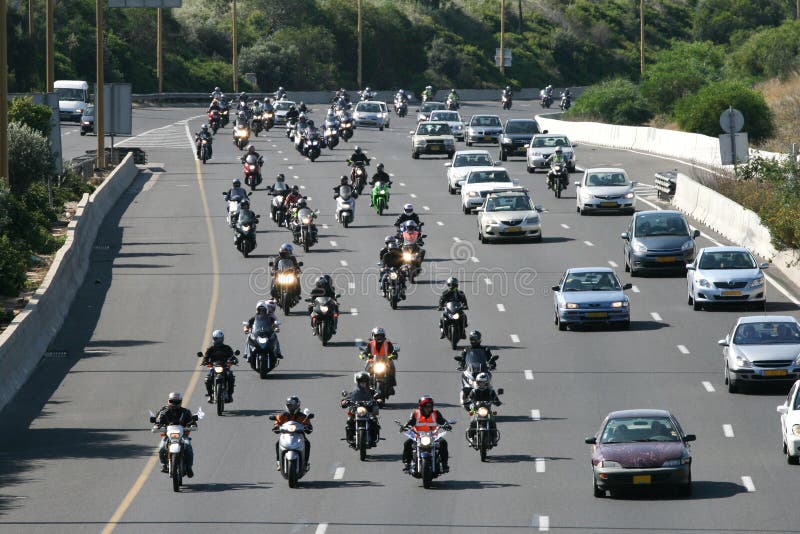 Desiatky vodičov motocyklov jazda na diaľnici.