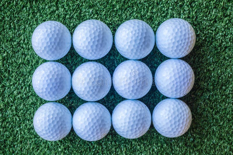 Dozzina palle da golf fotografia stock libera da diritti Dozzina palle da golf fotografia stock libera da diritti