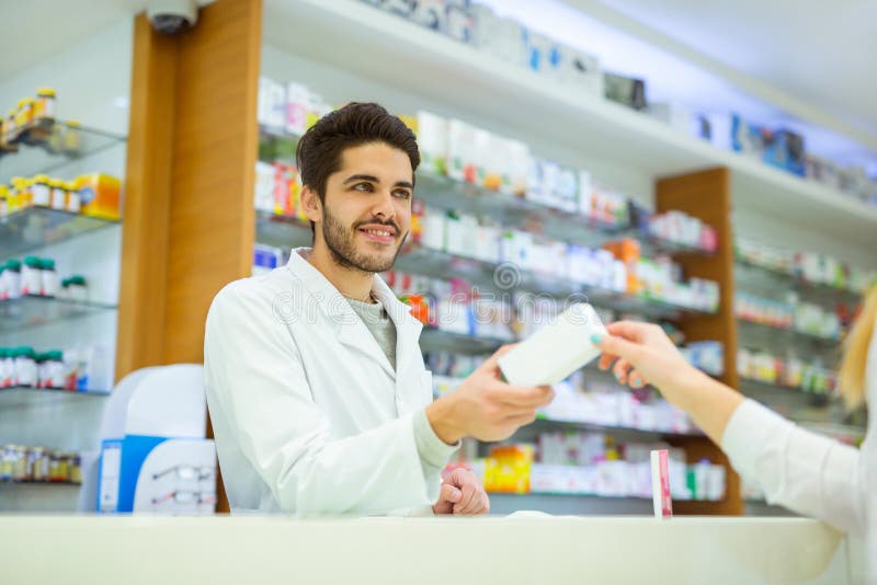 Doświadczona farmaceuta doradza żeńskiego klienta fotografia royalty free Doświadczona farmaceuta doradza żeńskiego klienta fotografia royalty free