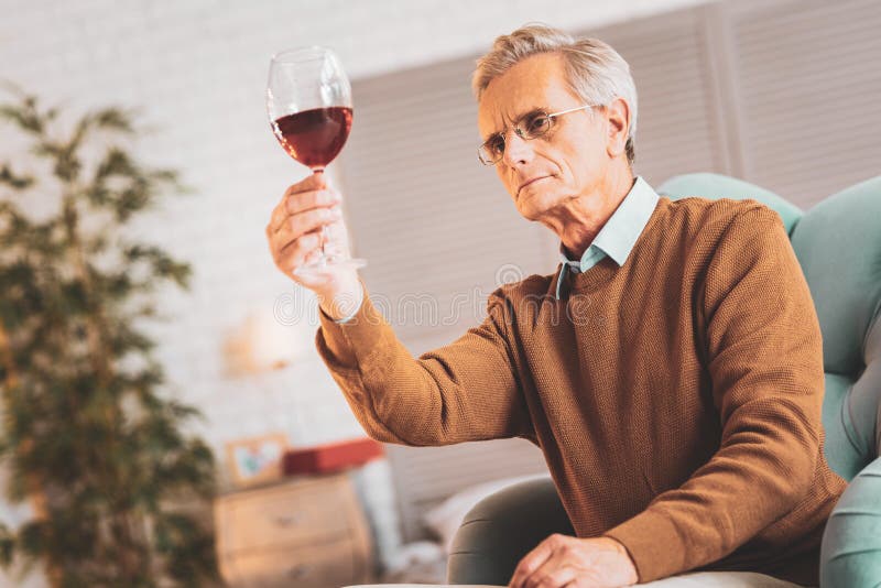 Doświadczony sommelier sprawdza Francuskiego czerwone wino fotografia stock