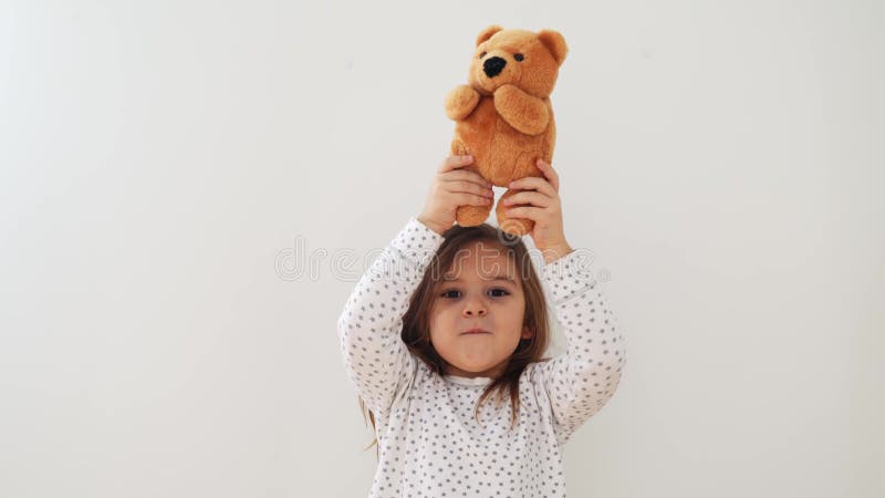 Drôle Bébé Garçon Couché Avec Le Jouet En Peluche Banque D'Images