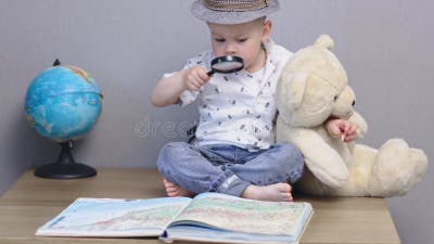 Drôle Petit Garçon Intelligent Chapeau Tenant L'ours En Peluche