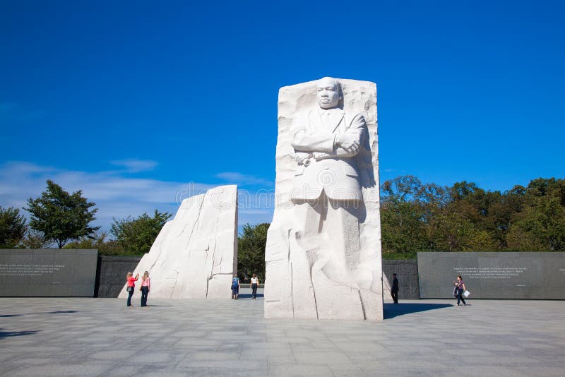 Dr. do monumento Martin Luther King, memorial de Jefferson no dia ensolarado A estátua foto de stock Dr. do monumento Martin Luther King, memorial de Jefferson no dia ensolarado A estátua foto de stock