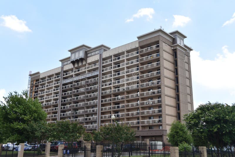 Dr. R. Q Venson Center. Welcome to high-rise living in Memphis. Dr. R. Q Venson Center is a highly rated apartment complex. This apartment is located in Memphis, TN at 449 Beale St. The area has close vicinity to downtown, attractive views and occasionally heavy traffic. Dr. R. Q Venson Center has uncovered parking available if you bring a car. Dr. R. Q Venson Center. Welcome to high-rise living in Memphis. Dr. R. Q Venson Center is a highly rated apartment complex. This apartment is located in Memphis, TN at 449 Beale St. The area has close vicinity to downtown, attractive views and occasionally heavy traffic. Dr. R. Q Venson Center has uncovered parking available if you bring a car.