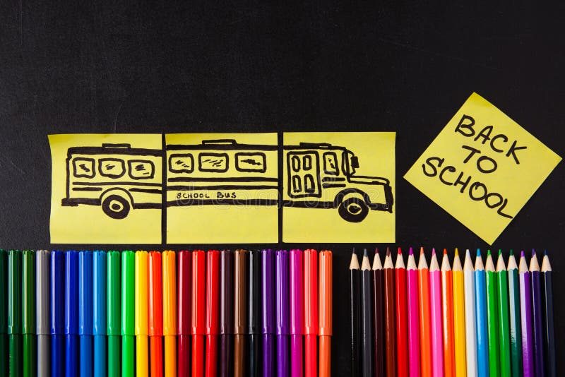 Dra tillbaka till skolabakgrund med mycket färgrika tuschpennor och färgrika blyertspennor, titel` tillbaka till skola`, arkivbilder Dra tillbaka till skolabakgrund med mycket färgrika tuschpennor och färgrika blyertspennor, titel` tillbaka till skola`, arkivbilder