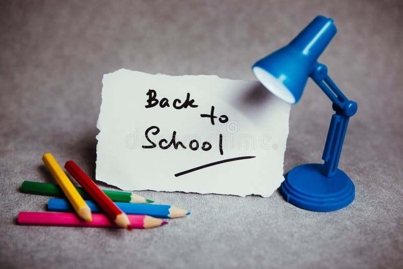 Dra tillbaka till skolan, utbildningsbegrepp med text arkivbilder Dra tillbaka till skolan, utbildningsbegrepp med text arkivbilder