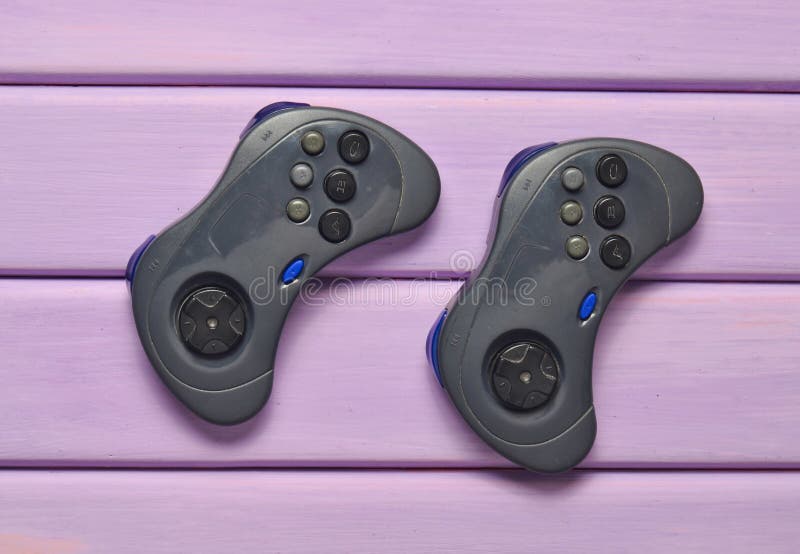 Draadloze gamepad twee op een purpere houten lijst royalty-vrije stock foto Draadloze gamepad twee op een purpere houten lijst royalty-vrije stock foto