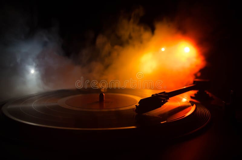 Draaischijf vinylplatenspeler Retro audiomateriaal voor deejay Correcte technologie voor DJ om muziek te mengen te spelen Het vin royalty-vrije stock foto's Draaischijf vinylplatenspeler Retro audiomateriaal voor deejay Correcte technologie voor DJ om muziek te mengen te spelen Het vin royalty-vrije stock foto's