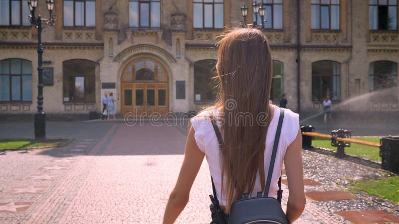 Draait de jonge de vrouwengangen van Nice in park in dag in de zomer, hoofd, voortbouwend op achtergrond