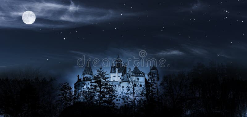 Draculakasteel in nicht met volle maan royalty-vrije stock foto Draculakasteel in nicht met volle maan royalty-vrije stock foto