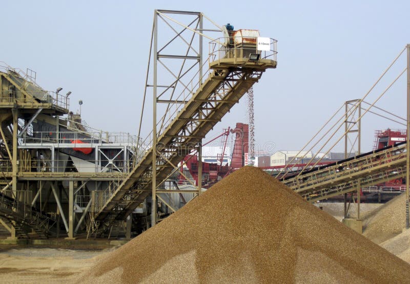 Draga Que Descarga La Arena Imagen de archivo Imagen de negro, cubo