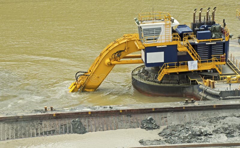 Dragage dans le canal de Panama photographie stock Dragage dans le canal de Panama photographie stock