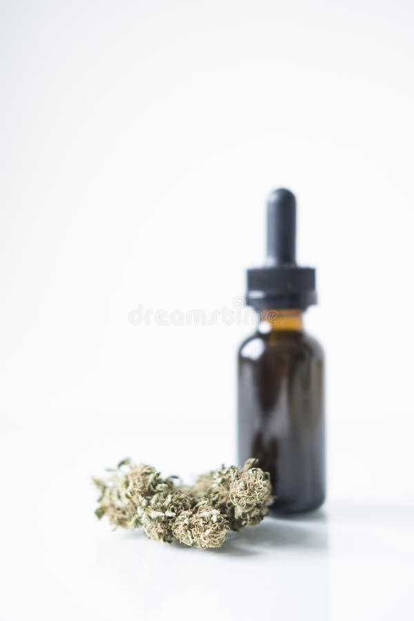 Drago verde, tintura con un germoglio, fuoco selettivo della cannabis immagini stock libere da diritti Drago verde, tintura con un germoglio, fuoco selettivo della cannabis immagini stock libere da diritti