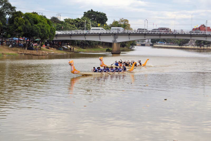 Dragon Boat Race under den Loy Krathong festivalen