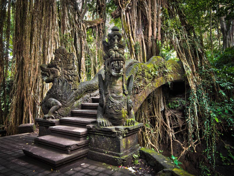 Dragon Bridge en el mono Forest Sanctuary en Ubud, Bali