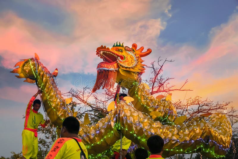 Dragon Dance em uma celebração chinesa do ` s do ano novo imagem de stock Dragon Dance em uma celebração chinesa do ` s do ano novo imagem de stock