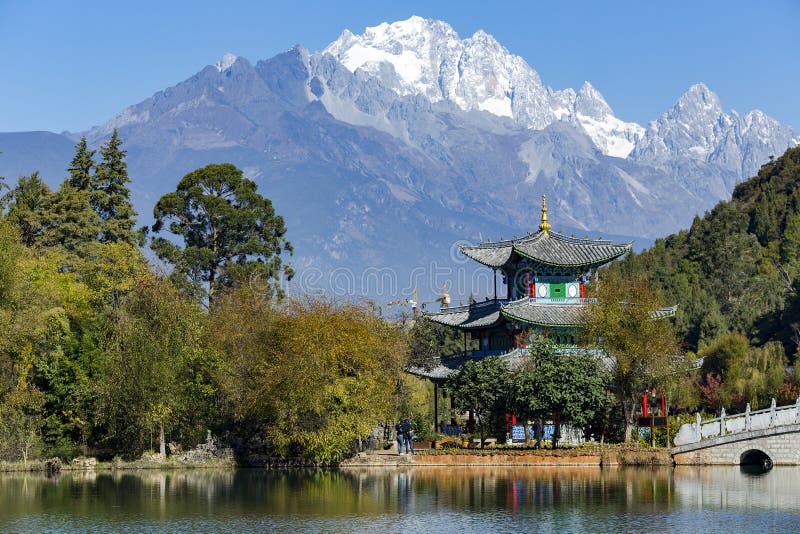 Dragon Pond nero vicino a Città Vecchia di Lijiang immagini stock Dragon Pond nero vicino a Città Vecchia di Lijiang immagini stock