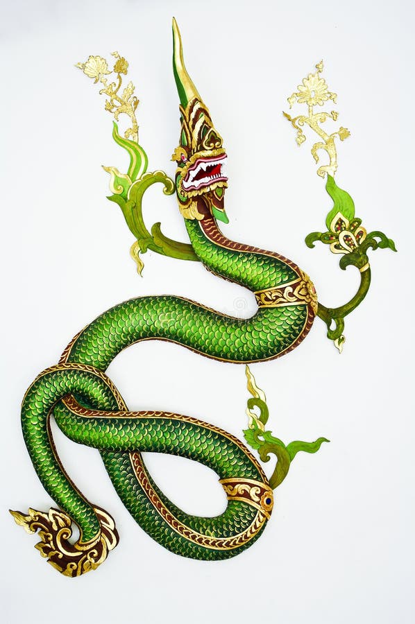 Dragon vert de style thaïlandais sur le mur blanc avec le détail