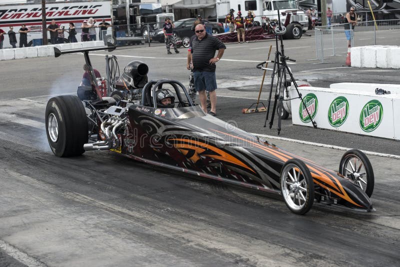 Dragster nell'azione fotografia stock libera da diritti Dragster nell'azione fotografia stock libera da diritti