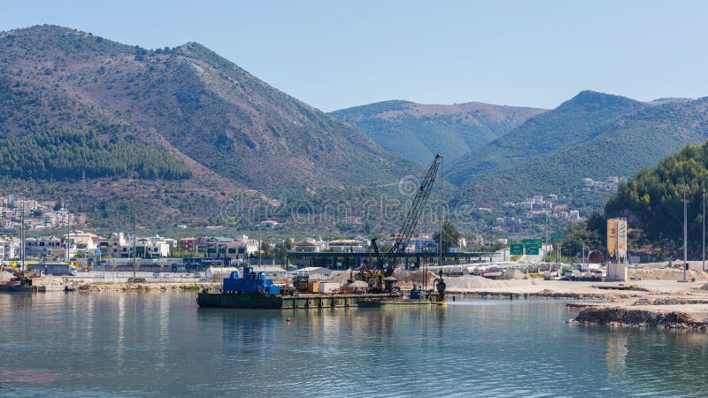 Draguez le bateau sur la mer sur le port d'Igoumenitsa en Grèce La Thesprotie image stock Draguez le bateau sur la mer sur le port d'Igoumenitsa en Grèce La Thesprotie image stock