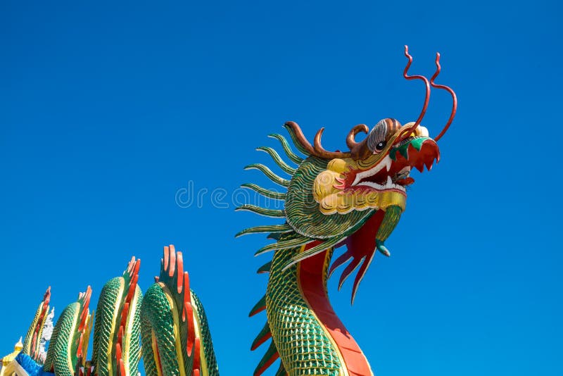 Dragão chinês no céu azul imagem de stock royalty free Dragão chinês no céu azul imagem de stock royalty free