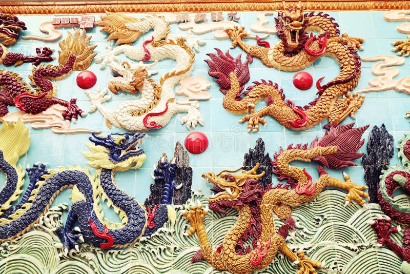 Dragão do chinês tradicional na parede, escultura clássica asiática do dragão
