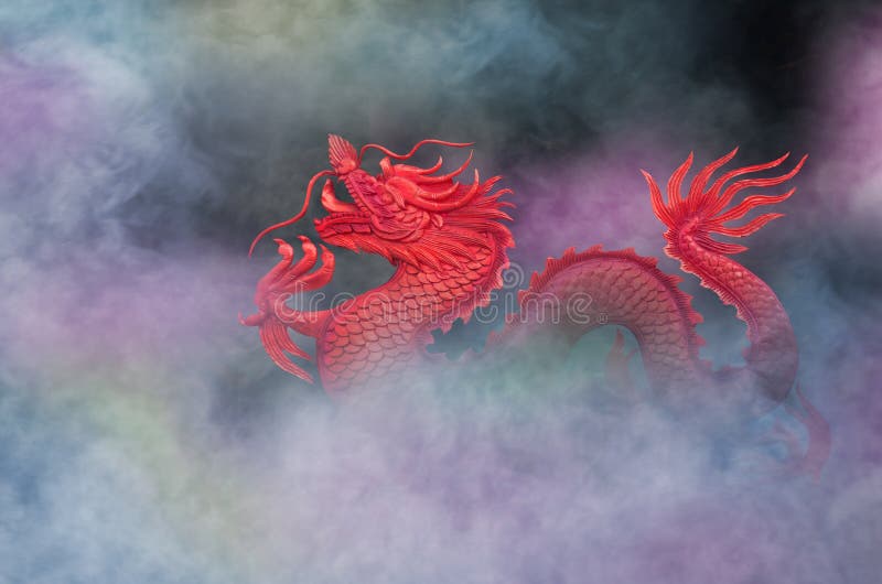 Dragón rojo en humo coloreado hermoso imagenes de archivo Dragón rojo en humo coloreado hermoso imagenes de archivo