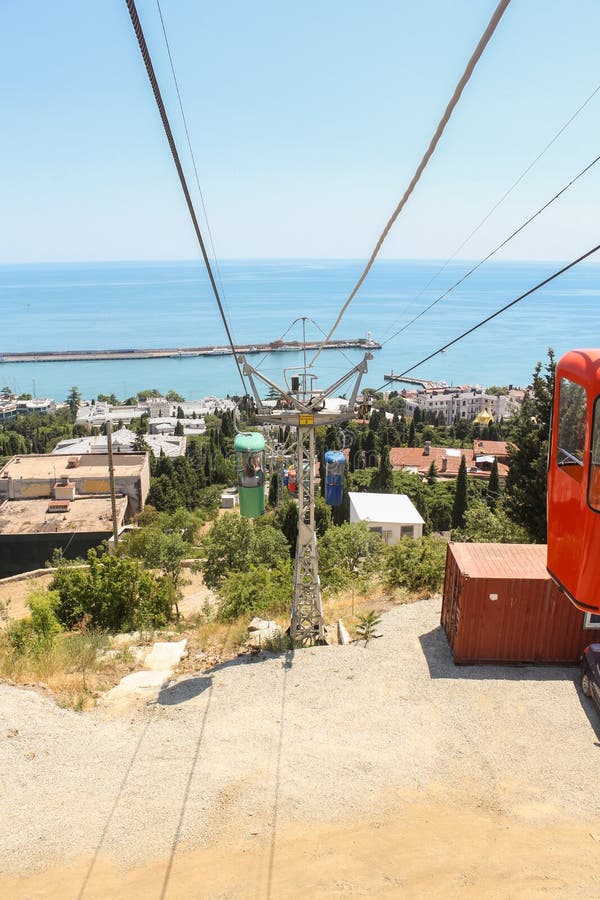 Drahtseilbahn zum Meer stockbild Drahtseilbahn zum Meer stockbild