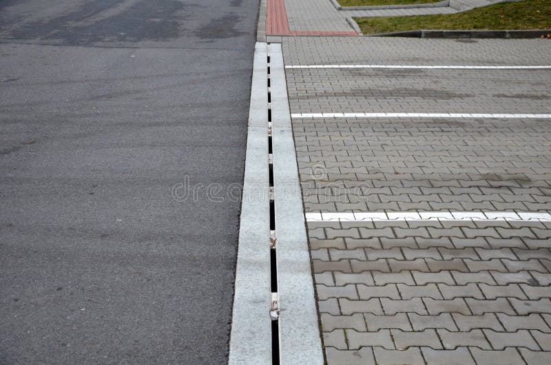 Drainage Element in Interlocking Paving Concrete Gutter with Slotted Drain from One Piece of