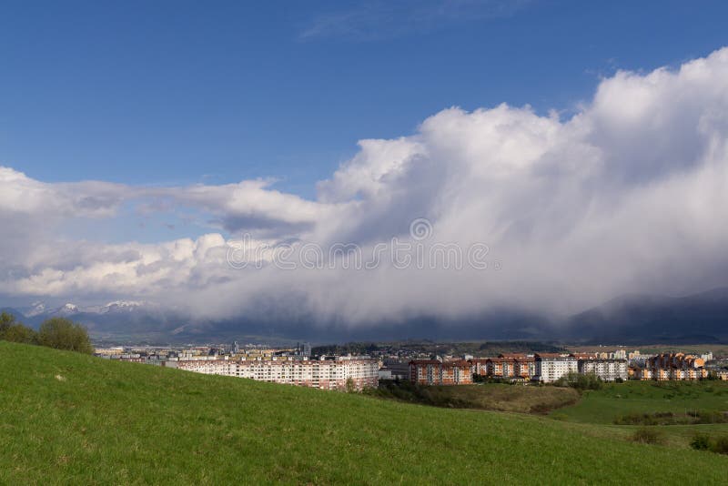Dramatické mraky, déšť v dálce. Slovensko
