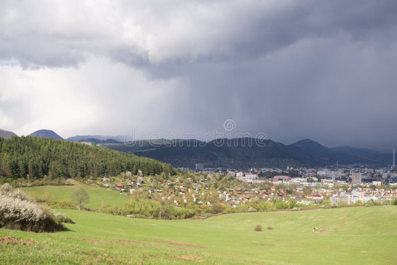 Dramatické mraky, dážď v diaľke. Slovensko