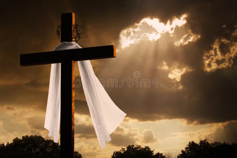 Diese dramatische Beleuchtung mit Sturm Wolken brechen und Sonnenschein durch platzen macht ein tolles Osterfest Foto von Jesus am Kreuz gestorben und wieder zu steigen.