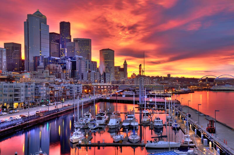 Vysoký dynamický obraz Seattle panorama v dramatické sunrise barvy přes molo-66 nábřeží.