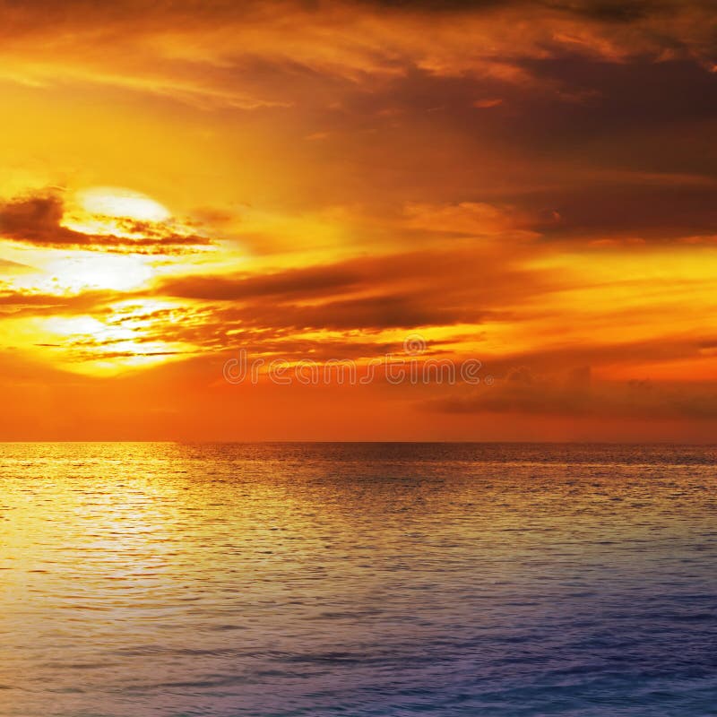 Tramonto drammatico cielo con le nuvole sopra l'oceano.