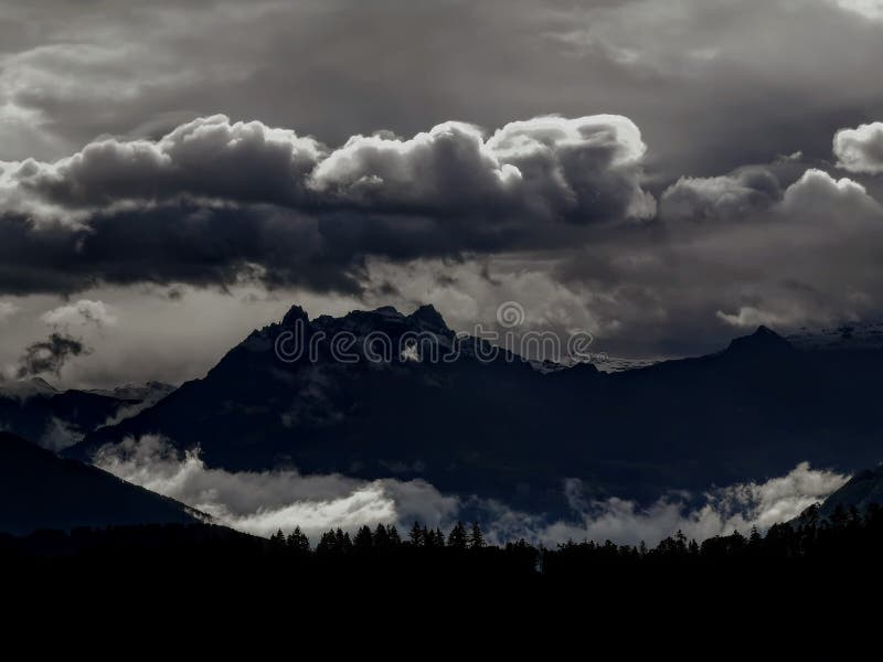 Dramatisch niedrige und hohe Wolke über den Schweizer Alpen lizenzfreie stockbilder Dramatisch niedrige und hohe Wolke über den Schweizer Alpen lizenzfreie stockbilder