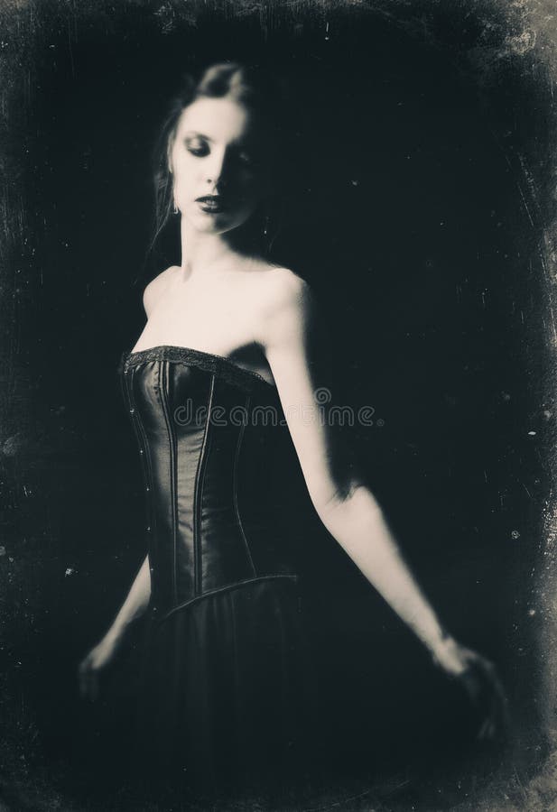 Dramatisch retro portret van mooi droevig gotisch meisje onder dark Oud zwart-wit filmeffect, royalty-vrije stock foto's Dramatisch retro portret van mooi droevig gotisch meisje onder dark Oud zwart-wit filmeffect, royalty-vrije stock foto's