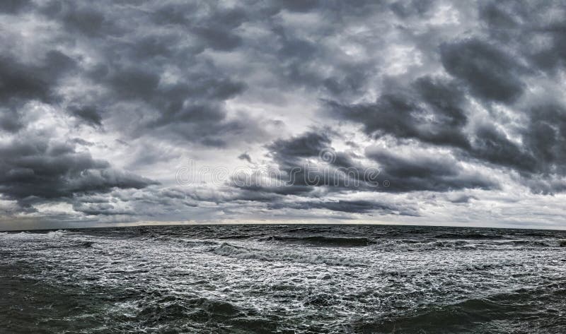 Dramatische bewolkte hemel en hoogste zeegezicht in een de winterdag met slecht weer stock foto Dramatische bewolkte hemel en hoogste zeegezicht in een de winterdag met slecht weer stock foto