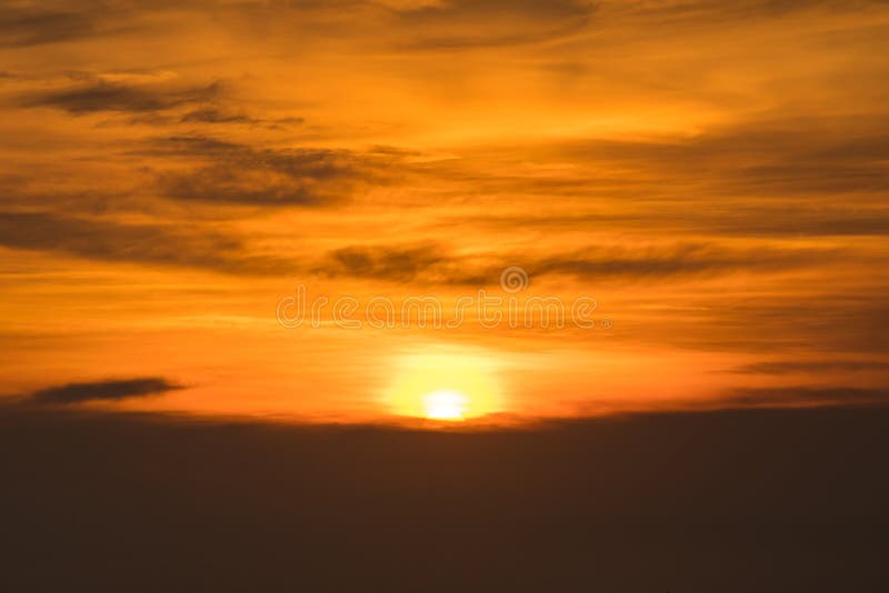 Dramatische blauwe hemel en wolken in zonsondergang of avondtijd royalty-vrije stock afbeelding Dramatische blauwe hemel en wolken in zonsondergang of avondtijd royalty-vrije stock afbeelding
