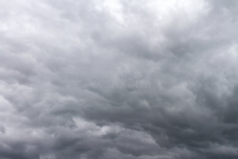 Dramatische donkere hemel met grijze wolken vóór onweersbui tijdens stock foto's Dramatische donkere hemel met grijze wolken vóór onweersbui tijdens stock foto's