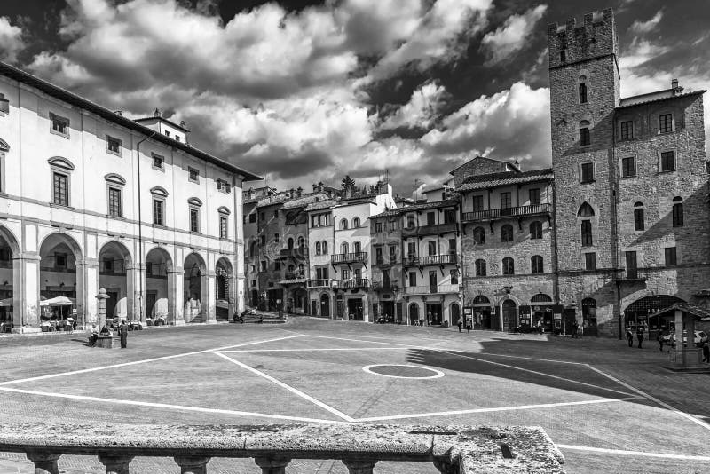 Dramatische hemel op Piazza Grande, Arezzo, Toscanië, Italië royalty-vrije stock afbeelding Dramatische hemel op Piazza Grande, Arezzo, Toscanië, Italië royalty-vrije stock afbeelding