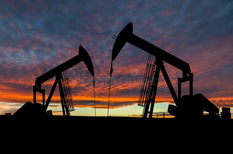 Dramatische Hemel over Pumpjack-Silhouetten in Landelijke Alberta, Canada royalty-vrije stock fotografie Dramatische Hemel over Pumpjack-Silhouetten in Landelijke Alberta, Canada royalty-vrije stock fotografie