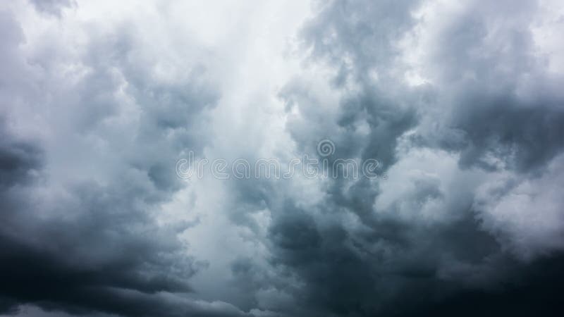 Dramatische onweerswolken, tijd-tijdspanne