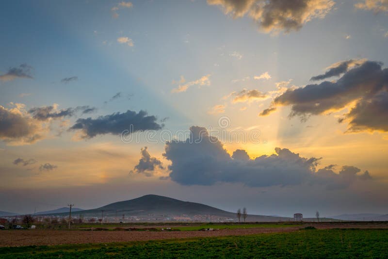 Dramatische Schwarze Und Rote Wolken Mit Sonnenbestrahlung Uber Den Berg Emirdag Mit Elhan Dorf Afyonkarahisar Turkei Stockfoto Bild Von Leuchte Hoch 179908044