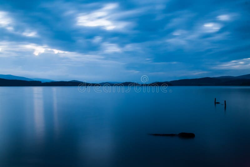 Dramatische wolken boven meer stock afbeelding Dramatische wolken boven meer stock afbeelding