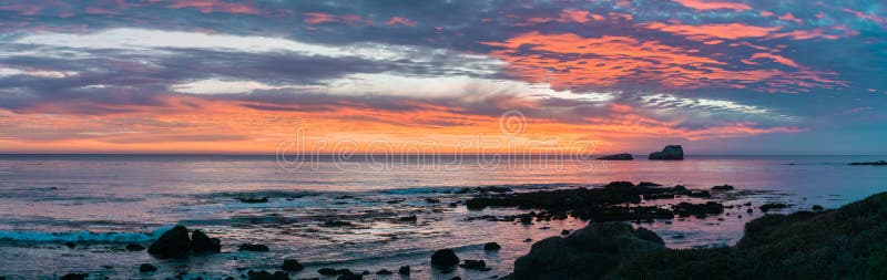 Dramatische zonsondergang op de westkust; Californië royalty-vrije stock fotografie Dramatische zonsondergang op de westkust; Californië royalty-vrije stock fotografie